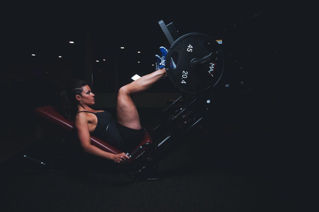 Dans cette photo, nous avons notre mannequin qui est entrain de perfomer sur notre machine pour les jambes qui optimise l'étirement et la contraction du muscle.